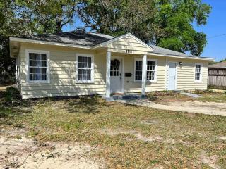 Serene Refurbished Gem Close to Coast and Downtown - 9