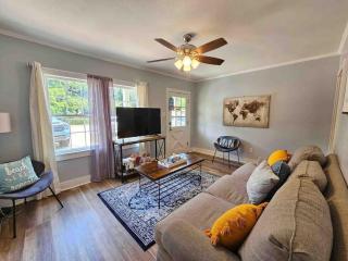 Serene Refurbished Gem Close to Coast and Downtown - 4