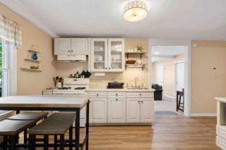 Lovely Downtown Oasis Near Hospitals, Colleges, and Beaches - Amesbury - 6