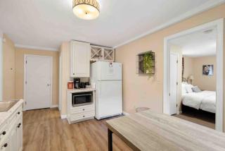 Lovely Downtown Oasis Near Hospitals, Colleges, and Beaches - Amesbury - 5