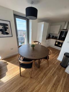 Modern 2-Bed in MediaCityUK Hub - Manchester - 1