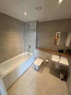 Modern 2-Bed in MediaCityUK Hub - Manchester - 8