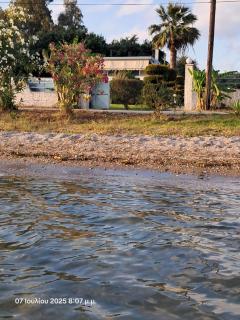 Top floor on villa, 3' from center, by the sea! Host is Efi Kwsta - 6