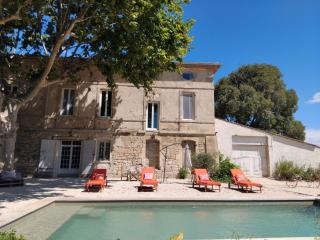 Ancien Couvent avec piscine entre Alpilles et Camargue pour 10 personnes - 0
