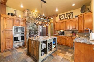 Pine Haven- Beautiful 3300 square foot home- sleeps 10- game room- hot tub- pets ok - McCall - 8
