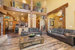 Pine Haven- Beautiful 3300 square foot home- sleeps 10- game room- hot tub- pets ok - McCall - 7