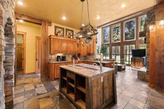 Pine Haven- Beautiful 3300 square foot home- sleeps 10- game room- hot tub- pets ok - McCall - 5