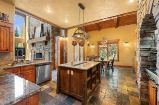 Pine Haven- Beautiful 3300 square foot home- sleeps 10- game room- hot tub- pets ok - McCall - 4