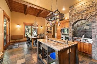 Pine Haven- Beautiful 3300 square foot home- sleeps 10- game room- hot tub- pets ok - McCall - 2
