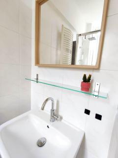Apartment nähe Schlosspark, 300 m Bahnhof, Innenstadt Bad Salzuflen Schötmar, für Urlaub oder Geschäftsreise, separater Eingang, 24 Std Check-in,WLAN, Streaming-Fernseher, Küche, Regendusche, Doppelbett, 2 Schlafsofa - Bad Salzuflen - 2