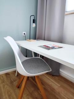Apartment nähe Schlosspark, 300 m Bahnhof, Innenstadt Bad Salzuflen Schötmar, für Urlaub oder Geschäftsreise, separater Eingang, 24 Std Check-in,WLAN, Streaming-Fernseher, Küche, Regendusche, Doppelbett, 2 Schlafsofa - Bad Salzuflen - 4