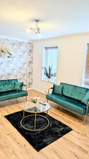 Horse view spacious 4BR Hse sleeps 8 Garden & driveway parking - Abbey Wood - 0