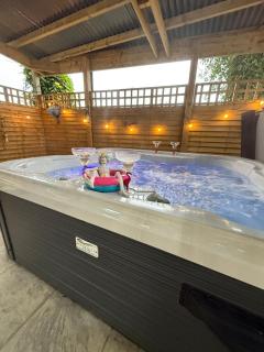 Paddock Pod - Sleeps 4 & Roofed Over Private Hot Tub & NEW SAUNA - Burnfoot - 7