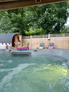 Paddock Pod - Sleeps 4 & Roofed Over Private Hot Tub & NEW SAUNA - Burnfoot - 0