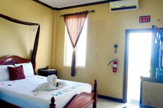 See Belize TRANQUIL Sea View Studio near Airport with Balcony, Infinity Pool & Deck - Belize City - 4