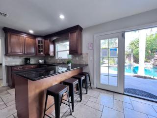 Incredible 5 Bedroom, 4 Bath, Rock Pool & Jacuzzi Home, 1/2 Mile Walk To Disney - Anaheim - 9