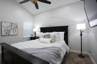 Incredible 5 Bedroom, 4 Bath, Rock Pool & Jacuzzi Home, 1/2 Mile Walk To Disney - Anaheim - 7
