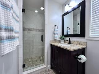 Incredible 5 Bedroom, 4 Bath, Rock Pool & Jacuzzi Home, 1/2 Mile Walk To Disney - Anaheim - 4