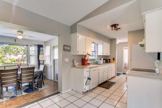 7 Mi to Beach Cozy Home with Yard in Englewood! - Englewood - 4