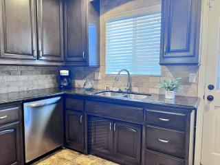 Gorgeous Pool Home 1/2 Mile Walk to Disney - Anaheim - 9