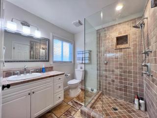 Snazzy 6 Bedroom 3 bath pool home 1/2 mile walk to Disney - Anaheim - 4