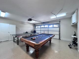 Fabulous 6 bedroom (3 master suites), 4 bath pool w/Jacuzzi home - Orange - 1