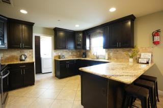 Awesome 4 Bedroom, 3 1/2 Bath Home 1/2 Mile Walk To Disney - Anaheim - 1