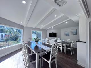 Sensational 6 Bedroom 4 Bathroom Pool Home (3 Master Bedrooms W/bathrooms) - Anaheim - 9