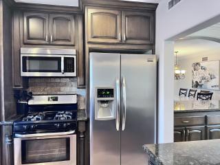 Gorgeous Pool Home 1/2 Mile Walk to Disney - Anaheim - 3