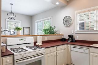 Historic Charm, 2BR, Sleeps 6, Minutes to Ski Resorts, Fully Equipped Kitchen, Free Transit - Park City - 4