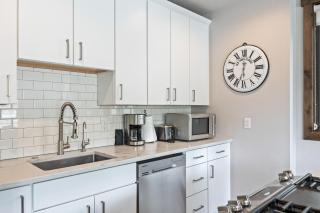 Dual Unit Mountain Retreat, 4BR, Prime Location, Sleeps 10, Historic Charm & Modern Luxury, Steps to Main St! - Park City - 2