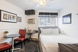 Cozy stay for 2, 5 Min Drive to Base, Full Kitchen, Shared Hot Tub & Pool, Restaurants Nearby - 3