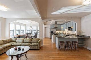 Wrigleyville Home away from Home! 5 mins from downtown! steps from Lake!! Cozy! - Chicago - 8