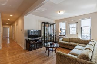 Wrigleyville Home away from Home! 5 mins from downtown! steps from Lake!! Cozy! - 9
