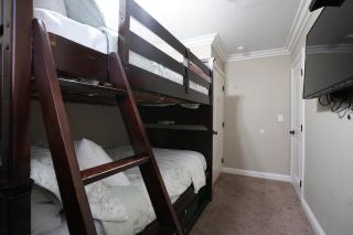 Amazing 5 bedroom, 1/2 Mile To Disneyland 1/4 mile to Anaheim Convention Ctr - Anaheim - 9