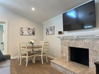 Swanky 5 bedroom 45 bath home (3 Master Suites) - Anaheim - 1