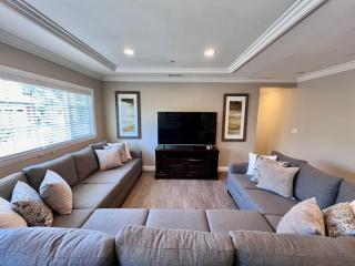 Stunning 8 bedroom 6 bathroom Pool Home - Anaheim - 6