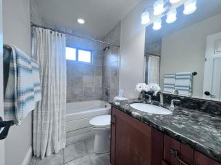 Fantastic 5 Bedroom 4 bath home with new Pool & Jacuzzi - Anaheim - 8
