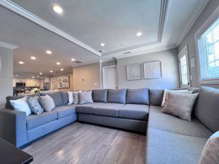 Stunning 8 bedroom 6 bathroom Pool Home - 5