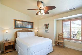 Iconic Location, Sleeps 11, Short drive to Ski and Bike Access, Private Hot Tub, View of Olympic Park - Park City - 8