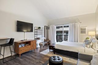 Chic Studio, Sleeps 2, Walk to Dining and Skiing, Shared Pool, Hot Tub, and Tennis - Park City - 9