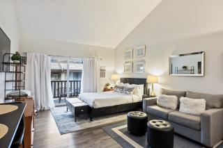 Chic Studio, Sleeps 2, Walk to Dining and Skiing, Shared Pool, Hot Tub, and Tennis - Park City - 8