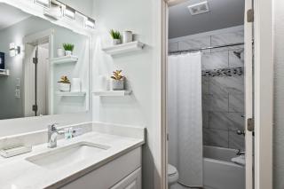 Chic Studio, Sleeps 2, Walk to Dining and Skiing, Shared Pool, Hot Tub, and Tennis - 6