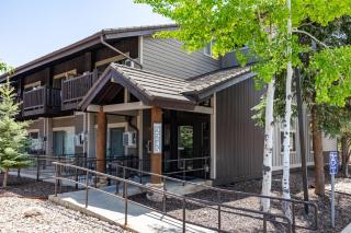 Chic Studio, Sleeps 2, Walk to Dining and Skiing, Shared Pool, Hot Tub, and Tennis - Park City - 4