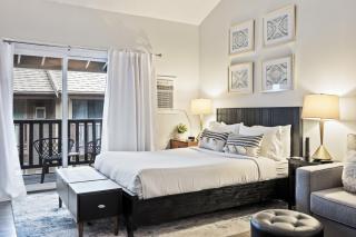 Chic Studio, Sleeps 2, Walk to Dining and Skiing, Shared Pool, Hot Tub, and Tennis - Park City - 3
