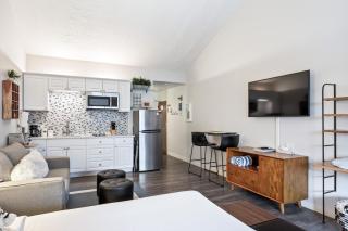 Chic Studio, Sleeps 2, Walk to Dining and Skiing, Shared Pool, Hot Tub, and Tennis - Park City - 2