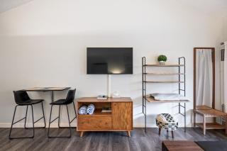 Chic Studio, Sleeps 2, Walk to Dining and Skiing, Shared Pool, Hot Tub, and Tennis - Park City - 1