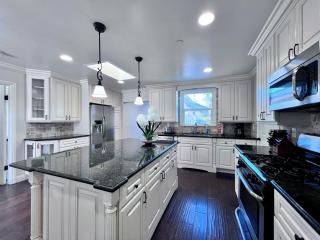 Stunning 5 Bedroom, 3 Bath Home 1/2 Mile Walk To Disney - Anaheim - 8