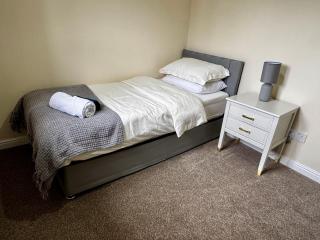 Manchester Stay Hub - 2BR with Free Parking, Near Airport & Attractions - 6