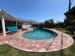 Anaheim California, Beautiful Pool Home, Short Walk to Disney - 7